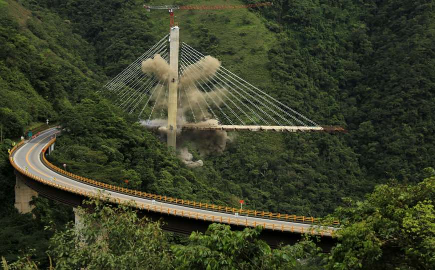 Za nekoliko sekundi nestao ogromni viseći most Chirajara